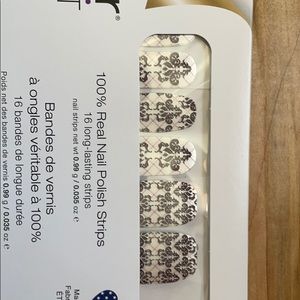 Colorstreet- Kiss &Toile